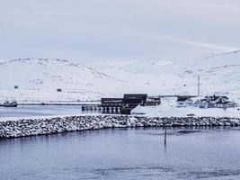 hamn i Mehamn by, norge, på vintern foto