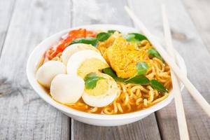 färsk curry instant noodles soppa foto