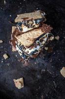 smält rörig s'mores stack med rostade marshmallows foto