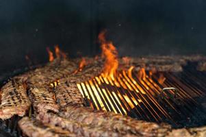 grillad korv med tillsats av örter och grönsaker på grillplattan, utomhus. grilla mat, grilla, grilla foto