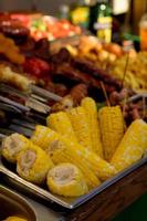 grillad majs. street food festival. närbild av aptitretande grillad majs på grillen foto