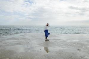 ett älskande par, man och kvinna som njuter av sommarlovet på en tropisk paradisstrand med klart havsvatten och natursköna foto