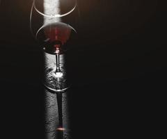vinglas med rött vin foto