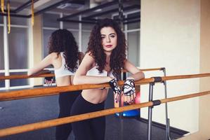 ung kvinna avkopplande gym efter sitt träningspass foto