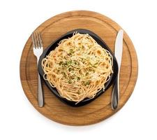 pasta spagetti makaroner på vitt foto