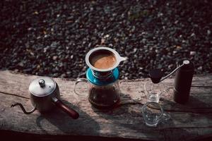 droppande kaffe utomhus vid naturparken ovanifrån. foto