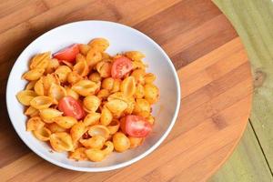 bild av välsmakande pasta med tomatpesto