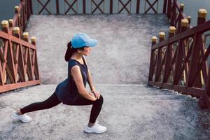 sportwoman motion stretching på trappor utomhus hälsosam livsstil. foto