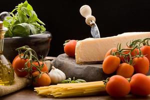 ingredienser för pasta med tomatsås foto