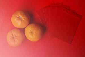 kinesiskt nyår koncept - mandarin apelsiner och rött paket foto