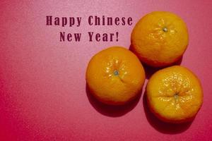 konceptbild av det kinesiska nyåret - mandarin på röd bakgrund foto