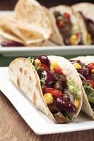 taco med nötkött och grönsaker foto