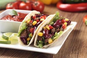 taco med nötkött och grönsaker foto