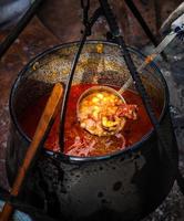 traditionell gulashsoppa i kittel