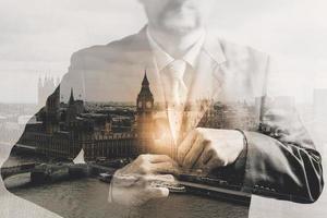 dubbel exponering av framgång affärsman håller halsen slips med london byggnad, oxford, framifrån, filter effekt foto