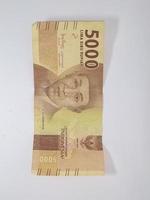 indonesiska pengar, 5000 sedlar isolerade på en vit bakgrund foto