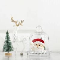 vit julkoncept, jultomtekakor med florsocker. kopieringsutrymme för text och reklam foto