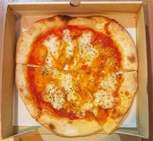 traditionell pizza, ost och tomatsås på god deg av pizzabröd foto