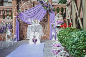bröllopsbåge i lila dekor foto