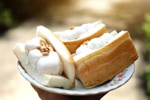 thai söt dessert. kokosglass med bröd foto