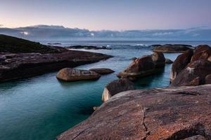 tidigt på morgonen skott av elefantstenar i william bay national park wa foto