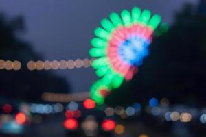 vacker bakgrund av bokeh-ljus på natten på väg med bil foto