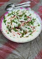 sallad palak raita eller spenatyoghurt är en nyttig tillbehör från Indien foto