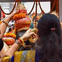 kvinnor med kalash på huvudet under jagannath templet mangal kalash yatra, indiska hinduister bär jordkrukor som innehåller heligt vatten med en kokosnöt på toppen foto