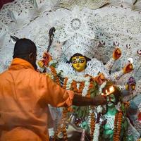 gudinnan durga med traditionell look i närbild vid en durga puja i södra Kolkata, durga puja idol, en största hinduiska navratri-festival i Indien foto