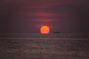 vacker solnedgång vid lipe, ön, thailand foto