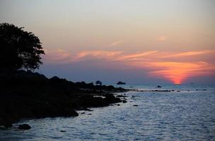 vacker solnedgång vid koh lipe, thailand foto