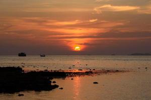 vacker solnedgång över havet vid koh lipe foto