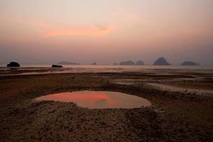 skymningshimmel vid tubkaak beach, krabi foto