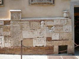 etruriska och romerska stenar och urnor, montepulciano i toscana, det foto