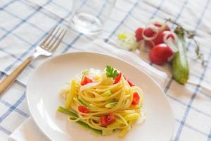 spaghetti med zucchini, purjolök och färsk tomat foto