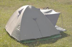 ett tyg campingtält skydd på ett fält foto