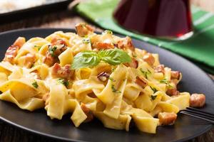 pasta carbonara med bacon, basilika och ost