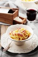 spaghetti carbonara med rött vin foto
