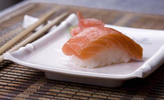 sushi tallrik foto