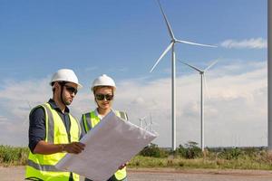 ingenjörsteam som arbetar i vindkraftverk. förnybar energi med vindgenerator genom alternativ energikoncept. foto