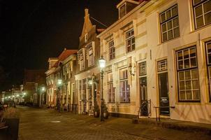 enkhuizen, Nederländerna, 2012 - gammalt hus med gata och lampor i natten foto
