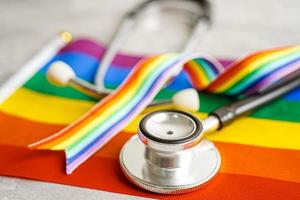 Hbt-symbol, stetoskop med regnbågsband, rättigheter och jämställdhet, hbt-pride-månad i juni. foto