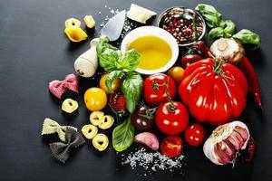 italienska ingredienser - pasta, grönsaker, kryddor, ost