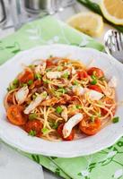 färsk läcker pasta med fisk och tomatsås foto