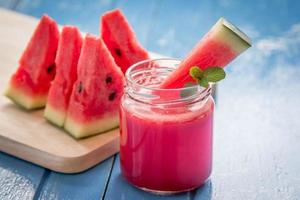 vattenmelon smoothie med skivor vattenmelon