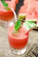vattenmelon drink i glas med skivor vattenmelon foto