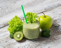 grön smoothie med kiwi, äpple, sallad och broccoli, frisk dri