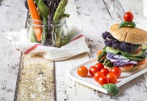 vegansk hamburgare med färska grönsaker foto