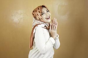 glad ung vacker asiatisk muslimsk kvinna leende. foto
