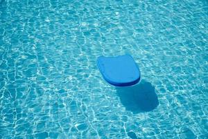 blå skumbräda för undervisning i simning vid poolen foto